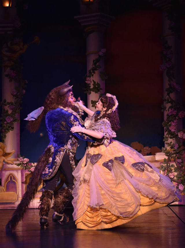 イエローのドレスはベルの幸せな気持ちが表現されている。©Disney / 劇団四季