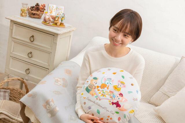 クッション|4,800円|「ダッフィー&フレンズのオータム・ストーリーブック」スペシャルグッズ|販売店舗:東京ディズニーシー「マクダックス・デパートメントストア」|発売日:2023年9月7日(木)