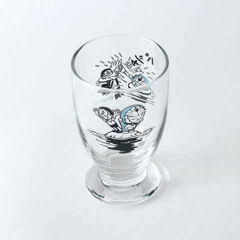 【ヴィレッジヴァンガードオンラインストア／ドラえもんキッチン雑貨】グラス（水あそび）　1,320 円（税込）