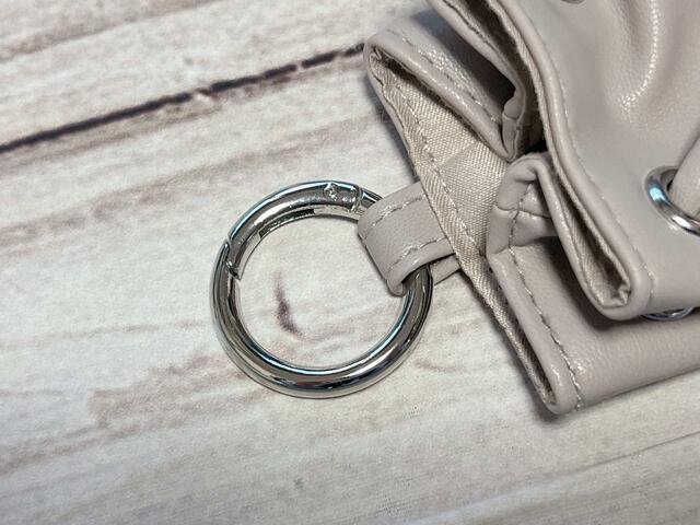 巾着ポーチにもリング付き。スマホショルダーや他のバッグにつけられる優れもの♪