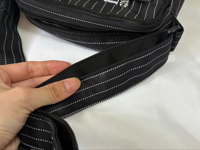 【adidas ウォバッシュ スモールアイテムバッグ】ショルダーベルトもよく見るとドット柄になっています！