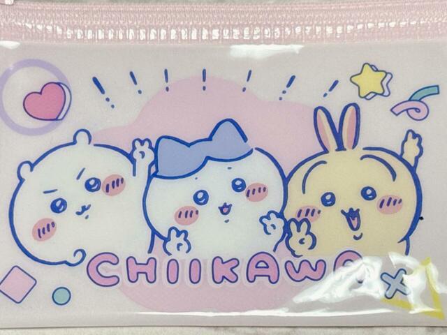 【ちいかわ DAISO限定デザイン】「フラットポーチ（S）ちいかわ」フロントはホワイトをベースに、ちいかわ、ハチワレ、うさぎの仲良しトリオがピースサインをしているイラスト入り。ぎゅっと寄り添った3人の姿から友情を感じる、尊いデザイン！
