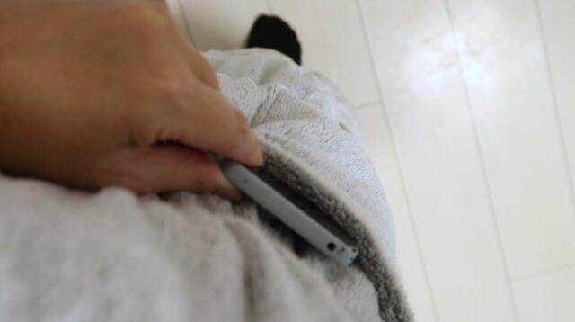 【ニトリ フード付き中わた入り着る毛布 ロング丈（NウォームSP）】ポケットは左右に2つ。スマホを入れるのにちょうどいい大きさです♪