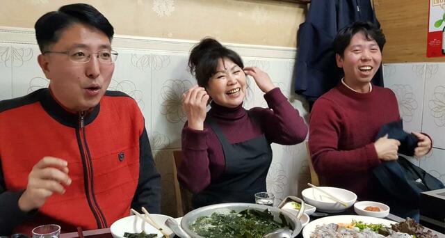 【気になる韓国、ソウルの今vol.35】　鐘路3街のシュポの女将（中央）と常連客