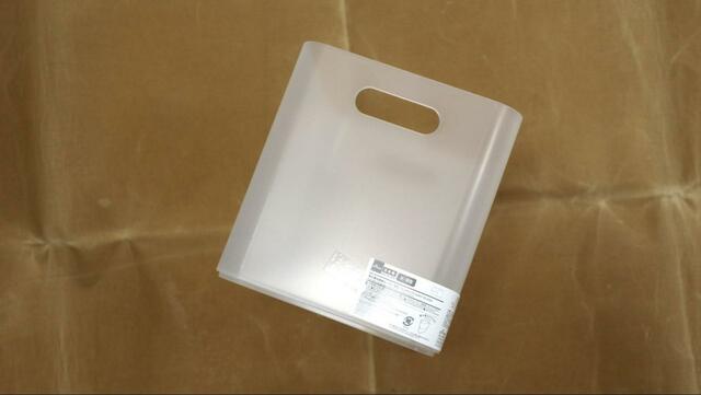 【ダイソー 積み重ね収納ボックス 深型】深さと穴が物の収納と持ち運びに役立つ