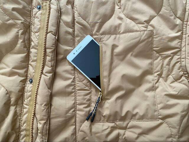 【ワークマン レディース防風撥水ストレッチキルティングコート】便利な胸ポケットはファスナー付き。また、サイドポケットも付いています