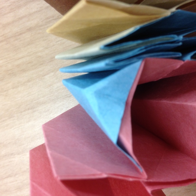 11）折り目の部分を写真のように中折りします。