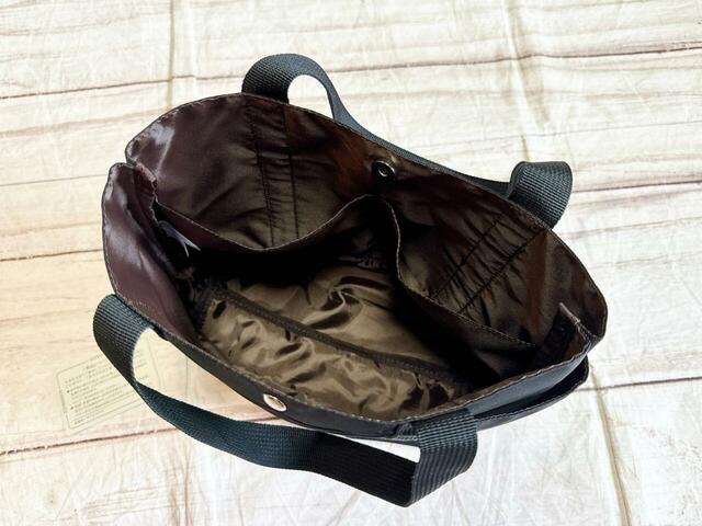 内側にも区切りポケットが2つ！