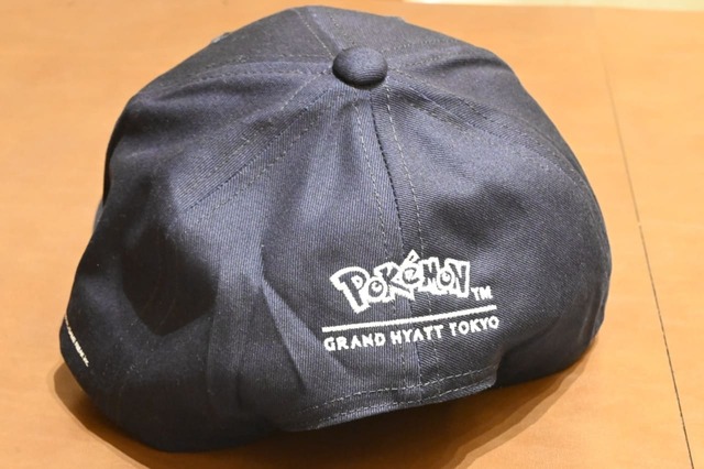 【グランド ハイアット 東京「ポケモン コラボレーション サマー 2025」】キャップの後ろ側にはダブルロゴ入り