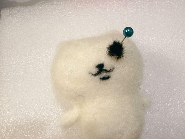 お目目も鼻と同様にまち針で留めてから刺していきましょう