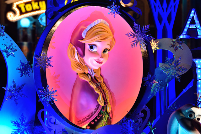 デコレーション内のアナのアップ ©Disney