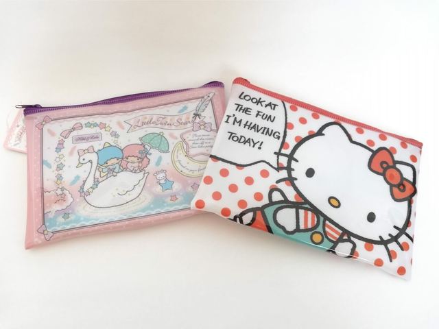 左から、リトルツインスターズファスナーポーチ、ハローキティファスナーポーチ