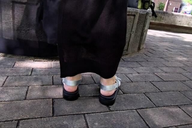 【GLOBAL WORK らくっションストラップサンダル】ゴム部分が本体と同系色で、極力目立たないようになっているので「ダサ見え」しません◎