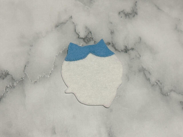 後ろ姿もハチワレ模様を縫い付けます