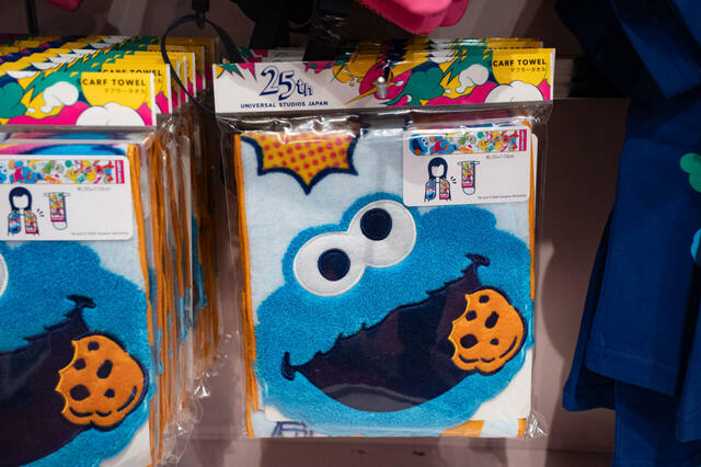 マフラータオル 2,400円｜ユニバーサル・スタジオ・ジャパン25周年グッズ