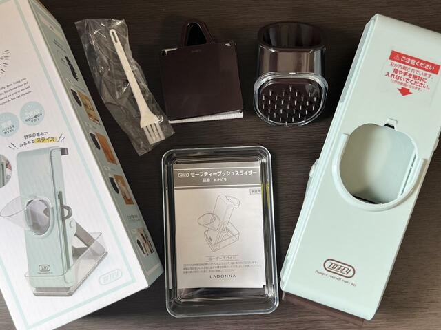 【Toffy セーフティープッシュスライサー】本体とカッターパーツ（3種類）、プッシャー、保存容器、掃除用ブラシ、説明書が入っています