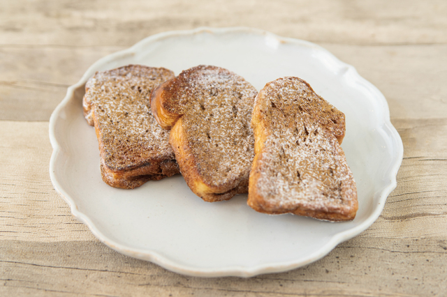 「ロイヤルミルクティーフレンチトースト」＜期間：2025年7月3日〜＞【【神戸メリケンパーク】ベーカリーカフェの“自家製パン食べ放題ランチ”に「桃のパン」＆「紅茶のパン」が夏限定で登場！】