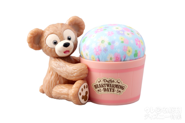 ピンクッション 2,000円｜高さ約8×幅約11cm、針山直径約6cm｜東京ディズニーシー「ダッフィーのハートウォーミング・デイズ」2018｜【販売店舗】マクダックス・デパートメントストア