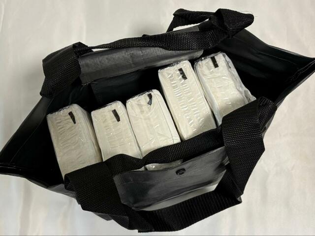 【ローソン×無印良品　たためるミニトートバッグ】箱なしのティッシュが5つも余裕で入るサイズ感です◎