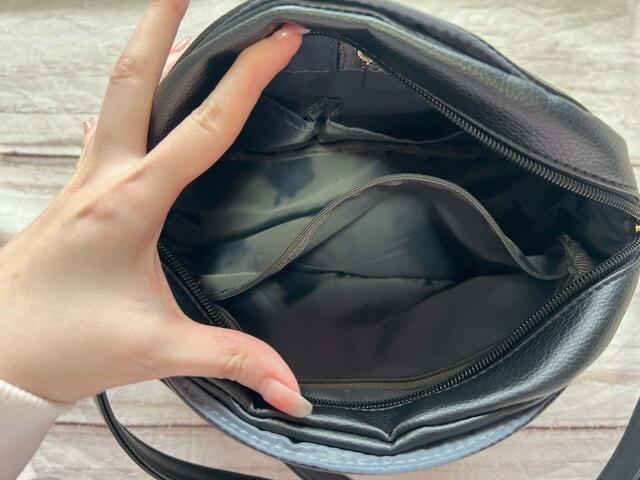 バック側には大きめのサイズのファスナーポケットが1つ