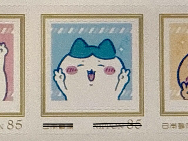 Wピースで満面の笑みを浮かべるハチワレ。かわいすぎませんか…？！