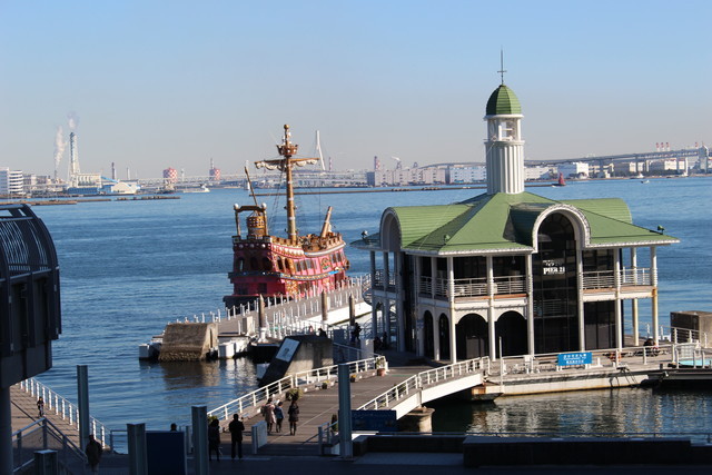 みなとみらいにピンクの巨大海賊船が登場！