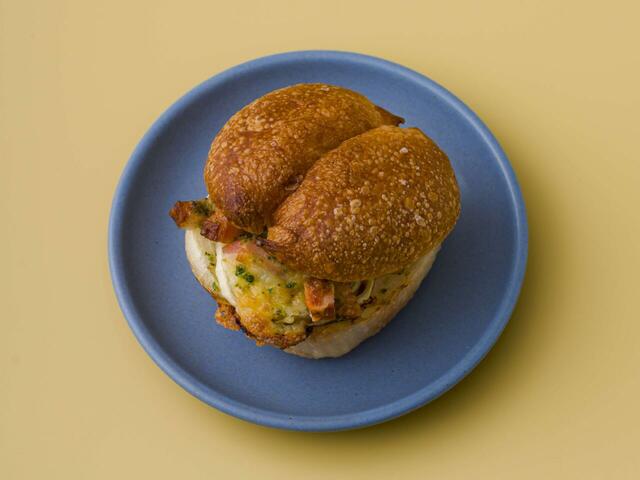 新玉ねぎとベーコンのサンド　1個　486円（テイクアウト）、495円（イートイン）  ／BURDIGALA TOKYO（グランスタ東京／改札内B1 銀の鈴エリア）【JR東京駅「グランスタ」春のパンフェア2026】