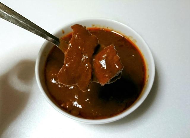 【素材を生かした 牛ばら肉の大盛りカレー　300g　350円】ほどよく脂がのった牛ばら肉は柔らかく、厚みもある