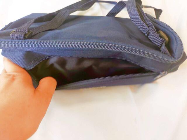 バッグ上部には、前面ポケットつき