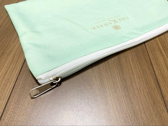 【ザ・カハラ・ホテル＆リゾート ALOHAマルチトートバッグ】開閉しやすいファスナー式