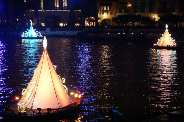 カラー・オブ・クリスマス　鮮やかなオブジェ