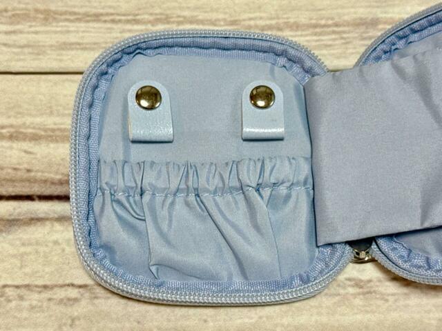 左側はネックレスやブレスレットがかけられるループとポケット付き