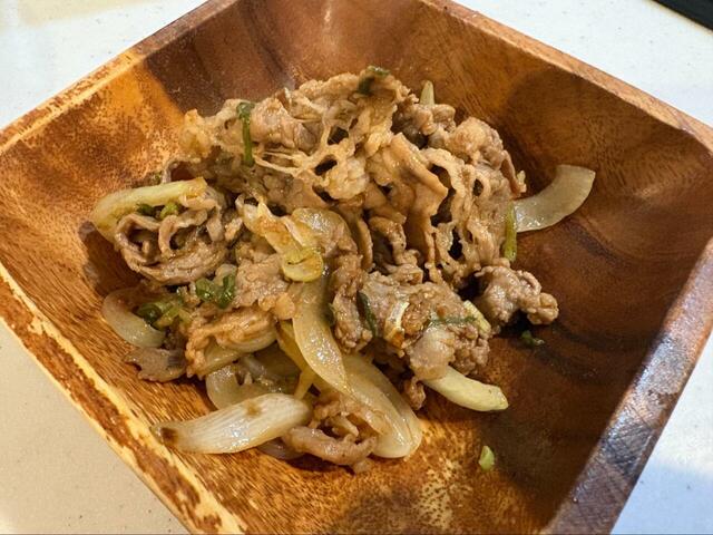 【ロピア ロピアアンガス牛プルコギ味付焼肉用 豪州産】玉ねぎとプルコギの甘辛いタレが絡み、口に入れた瞬間に満足感が広がります◎