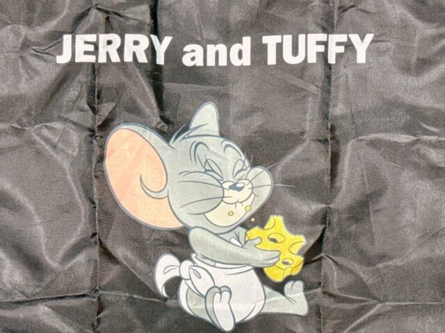 前面には美味しそうにチーズを頬張るタフィーのイラストプリント入り！