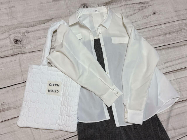 グレーのロンパースに合わせてカジュアルにしてもかわいい