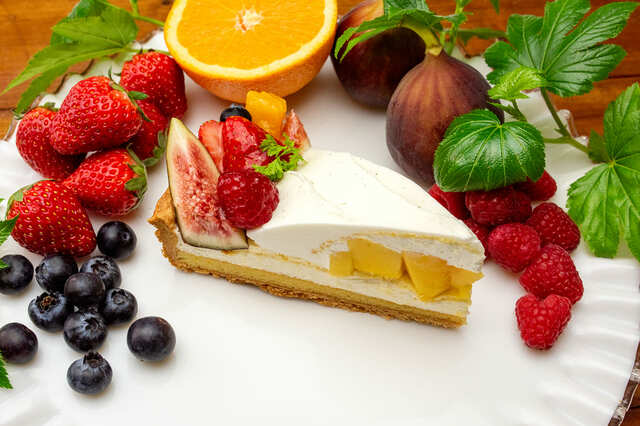 キル フェ ボン東京ドームシティ店限定「季節のフルーツとクリームドームのタルト」1piece