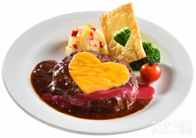 クイーン・オブ・ハートのバンケットホール「チーズハンバーグ、デミグラス&ラズベリーソース」（1,380円）