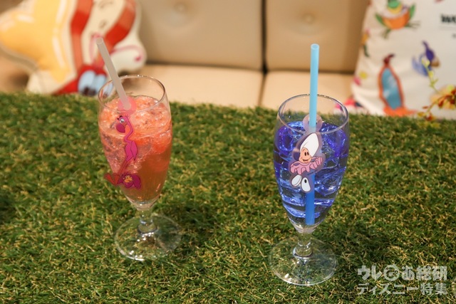 「ディズニー ふしぎの国のアリス」OH MY CAFE｜（左）＜フラミンゴとハリネズミ>＞ゲーム開始!ピンクグレープフルーツソーダ 790 円／アクリルコースター付き+900 円（右）＜オイスター＞海底のシーソルトドリンク 790円／アクリルコースター付き+900 円