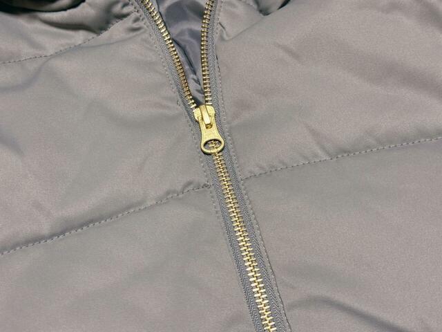 ゴールドジップが華やかで上品な印象を演出