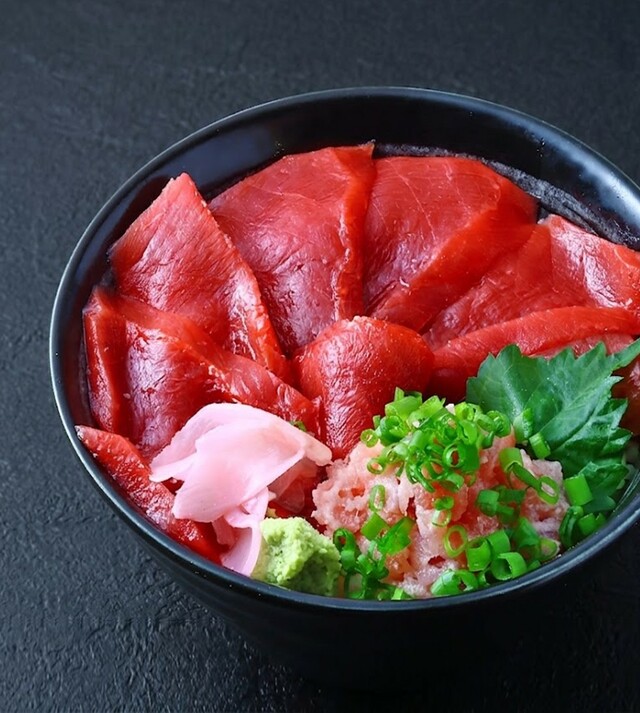 「本マグロ丼」<価格:1,680円(税込)>【本マグロが入った豪華刺身が食べ放題!話題の「漁港食堂 」が、西中島にオープン!6月中は「鰹のタタキ」を380円で提供!】