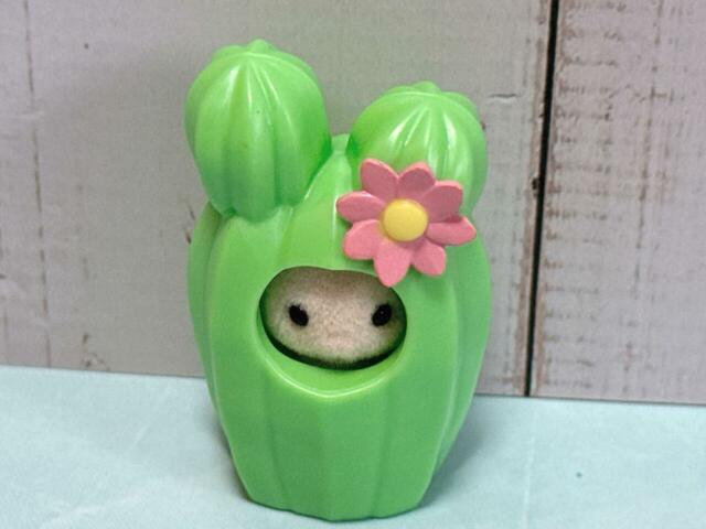 お顔がちょこんと覗きます。耳部分についたお花がかわいいポイント♪