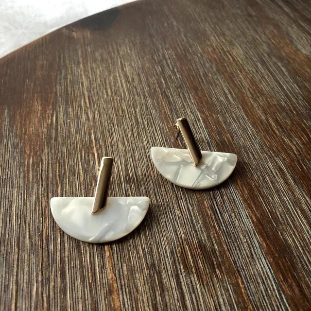 GU（ジーユー）「カラーラウンドパーツピアス+E」