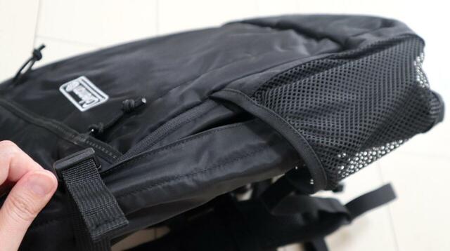 【コールマン ウォーカー25】サイドにあるベルトを締めると、マチをスリムにできますよ♪