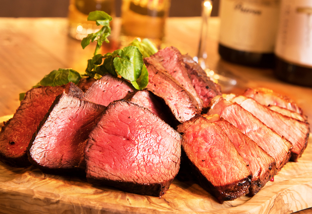 やっぱり肉もはずせない！牡蠣を堪能した後に「炭火焼のビーフステーキ」を食すという幸せ