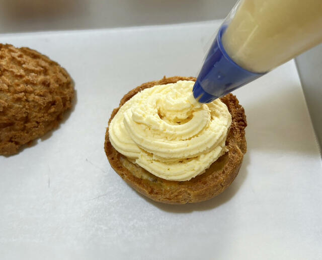 クリームをクッキーシューに絞るところ。パティシエ気分を満喫できる瞬間です