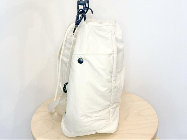 【niko and ... 編みハンドル2WAYバッグ】撥水加工が施されていて、アイボリーのような明るいカラーでも汚れがつきにくいのが嬉しいポイント！