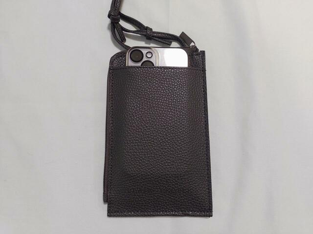 スマートフォンが入るポケット付き