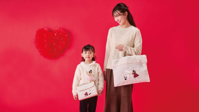 【ファミリア「Christmas Collection 2025」】ショルダーバッグ(税込24,200円)やバッグ(税込27,500円)など、ゴールドやレッドの差し色が映えるアイテムが多数展開