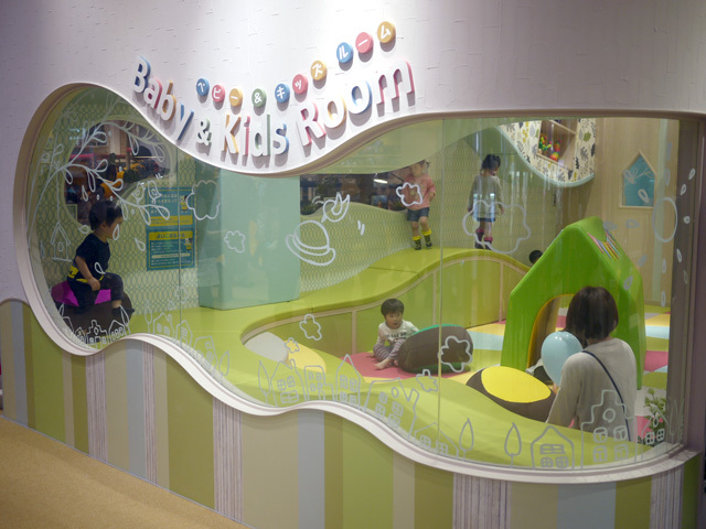子どもは遊び、大人は休めるキッズルームエリア