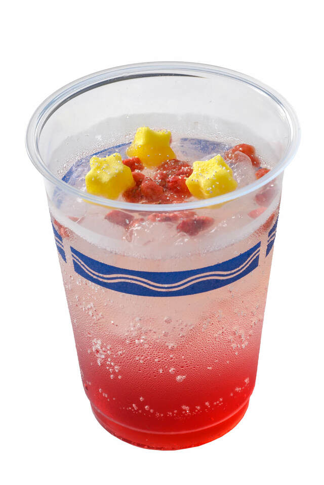 スパークリングカクテル(ジン&サングリアシロップ) 830円|東京ディズニーリゾート「ディズニー・クリスマス」スペシャルメニュー|販売店舗:東京ディズニーシー「ニューヨーク・デリ」|発売日:2024年11月8日(金)〜12月25日(水)